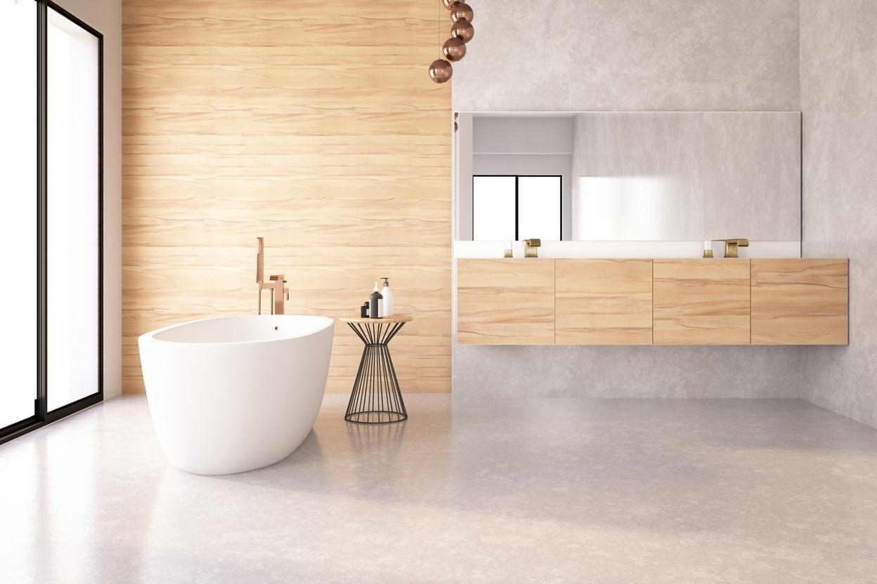 Helle Badimpression mit Einbauschrank und passendem Doppel-Waschtisch mit Schubladen, weiße freistehende Badewanne an Fensterfront Helle Badimpression mit Einbauschrank und passendem Waschtisch