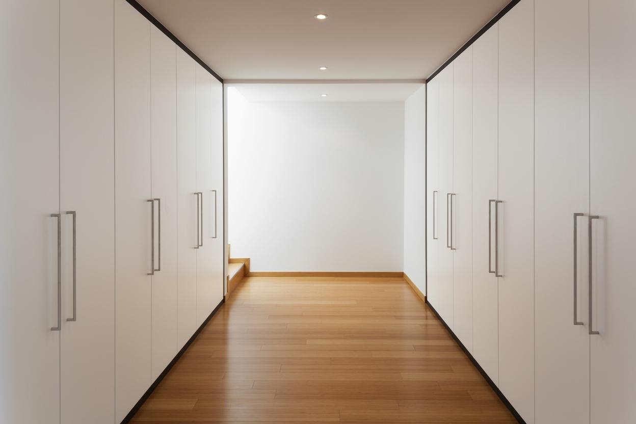 Begehbarer Kleiderschrank mit Türen in weiß Begehbaren Kleiderschrank selbst planen